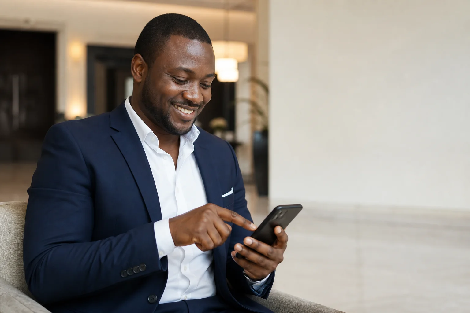 Un homme en veste heureux réalise sa transaction avec Essengo